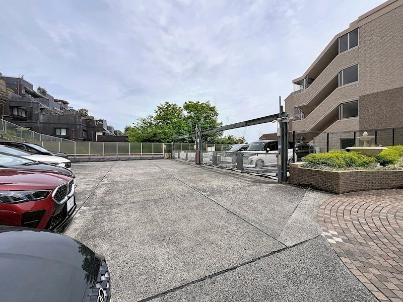 ランドシティ玉川学園ロイヤルテラス 駐車場