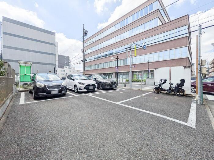 D-room Suelo 駐車場