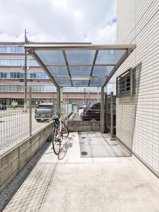 D-room Suelo 駐車場