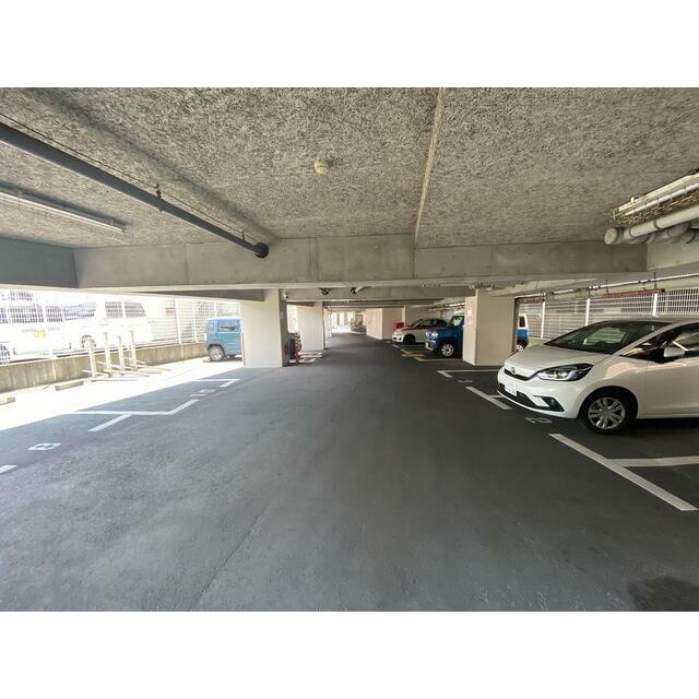ウィンビュ中山 駐車場