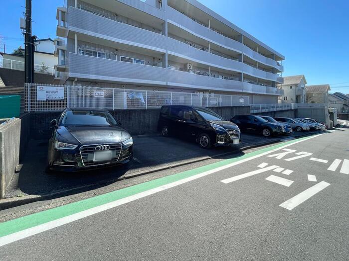 プレシール青葉台 駐車場