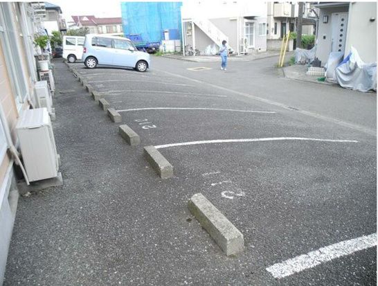 シャトーレ金森 駐車場