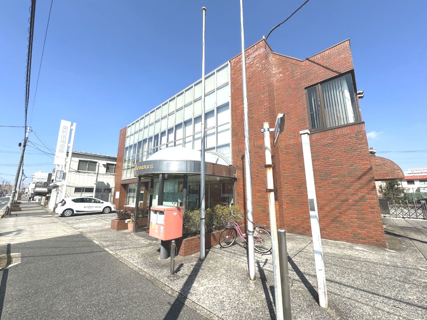鹿浜２丁目林貸家Ｂ 銀行