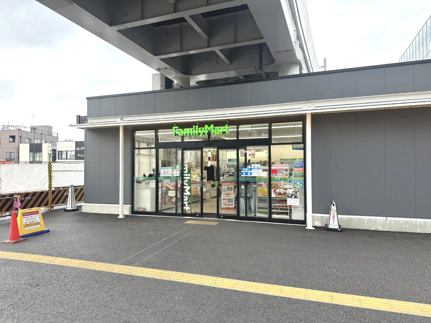 ナパージュ竹ノ塚駅前 コンビニ