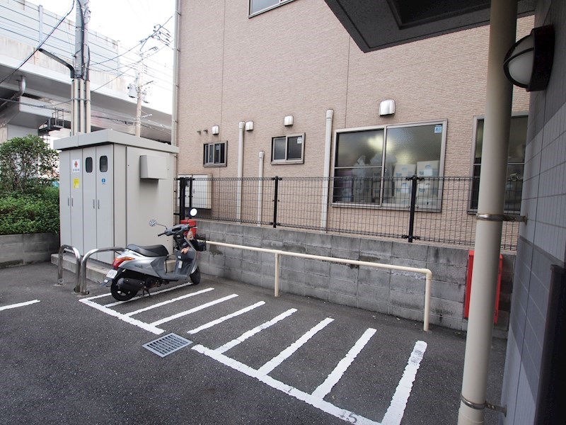 ニューリバー三萩野 駐車場