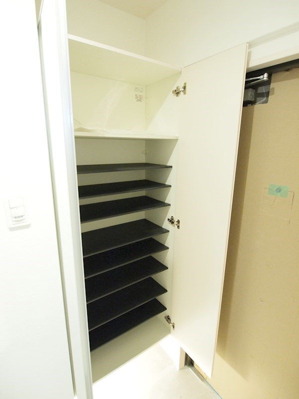 アクシオ三萩野 玄関
