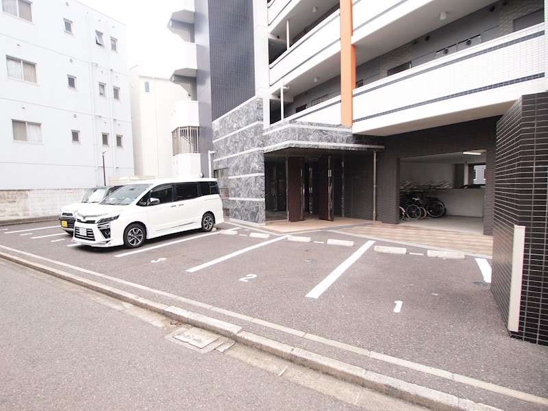 レジナスイート田町 駐車場