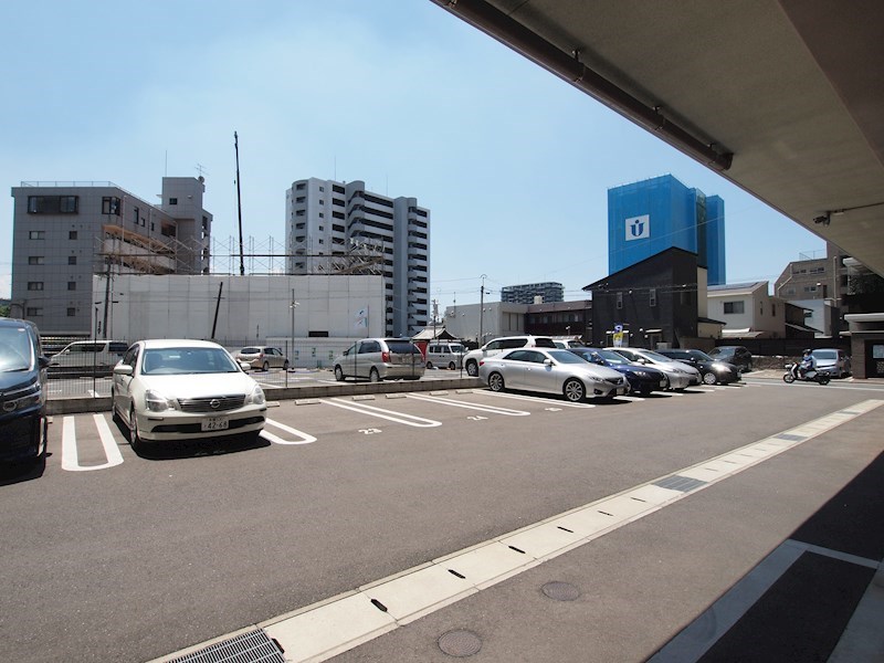 フェリシエ三萩野 駐車場