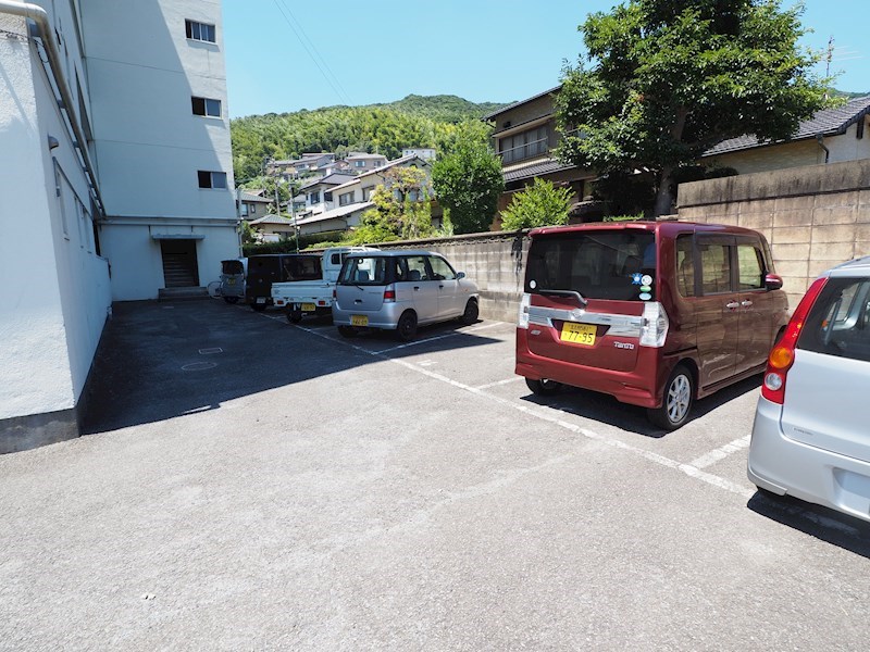 エルモス若松 駐車場