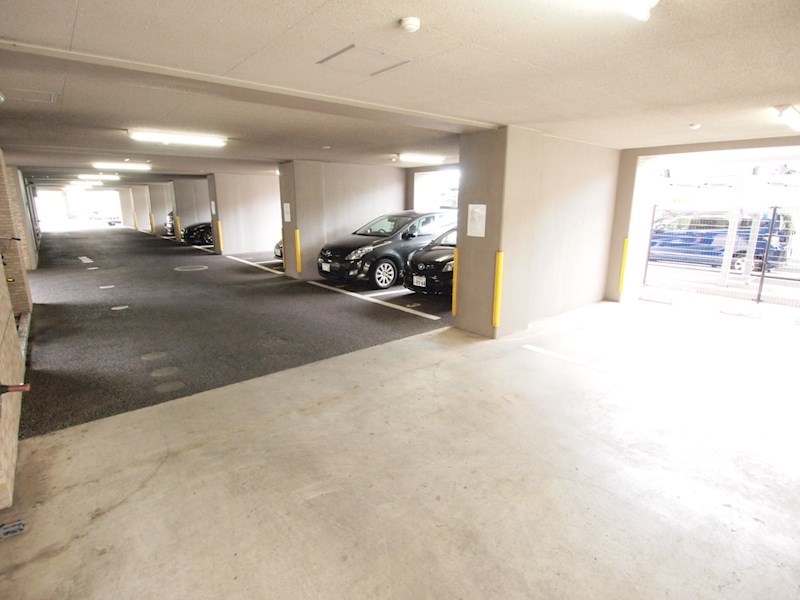 リード大手町 駐車場