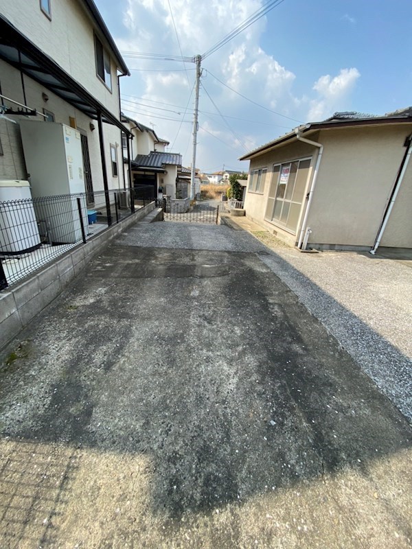 湯川新町3丁目貸家 駐車場