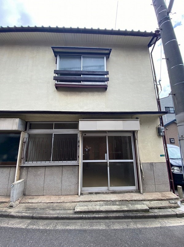 原町一丁目1番住居付き店舗　右 玄関