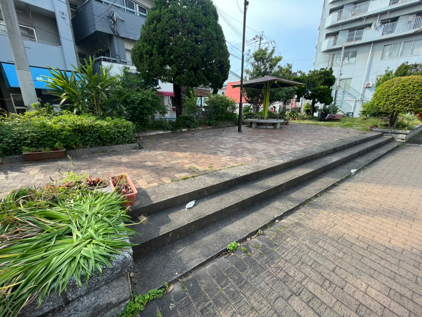原町一丁目1番住居付き店舗　右 公園