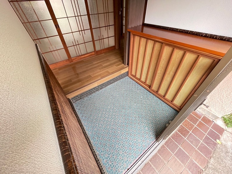 湯川新町一丁目12番貸家 玄関