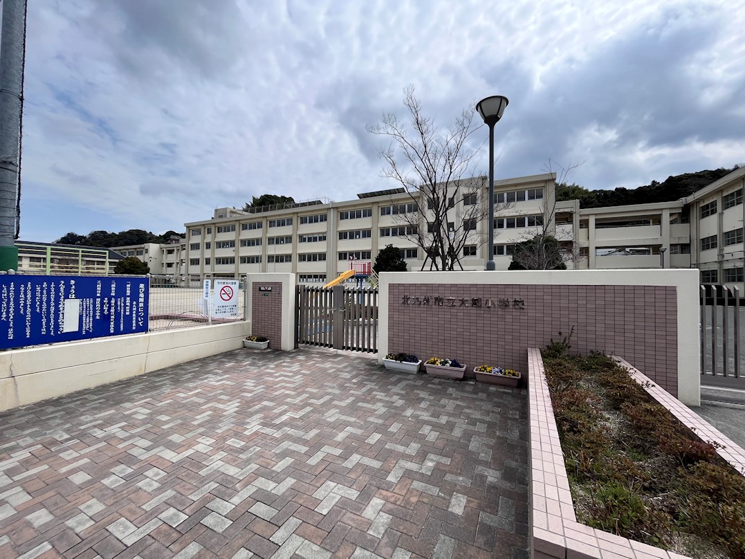 勝山二丁目10番貸家 小学校
