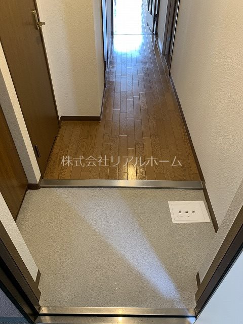 ジュンパルティール 玄関
