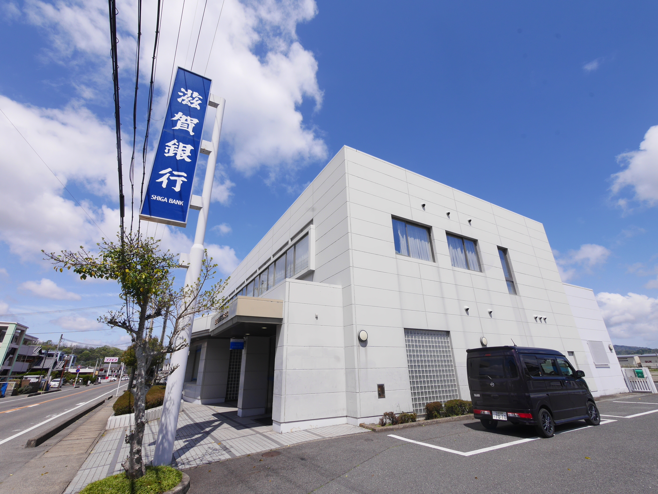 湖南コーポクライノⅡ 銀行