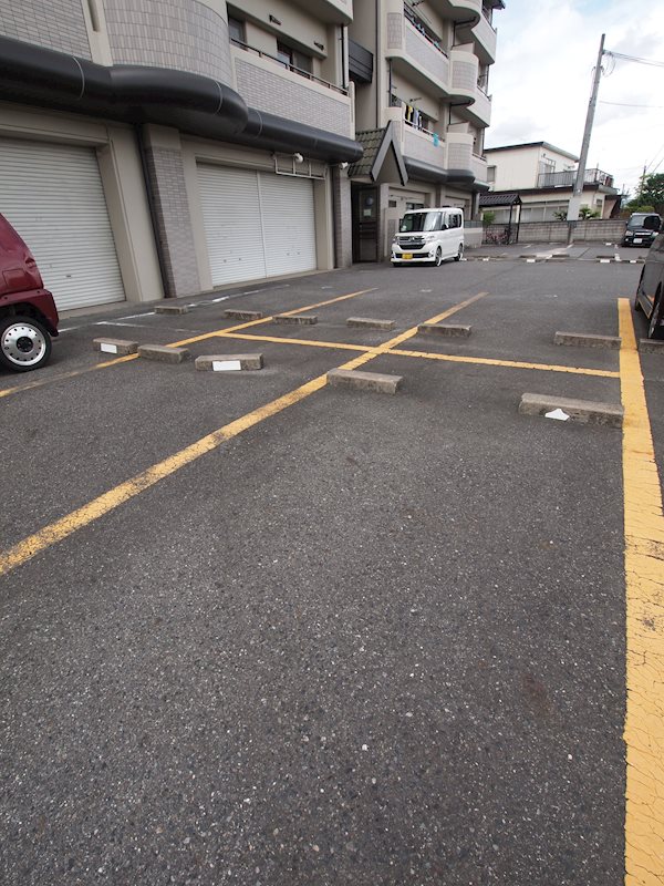 カルフールⅣ 駐車場