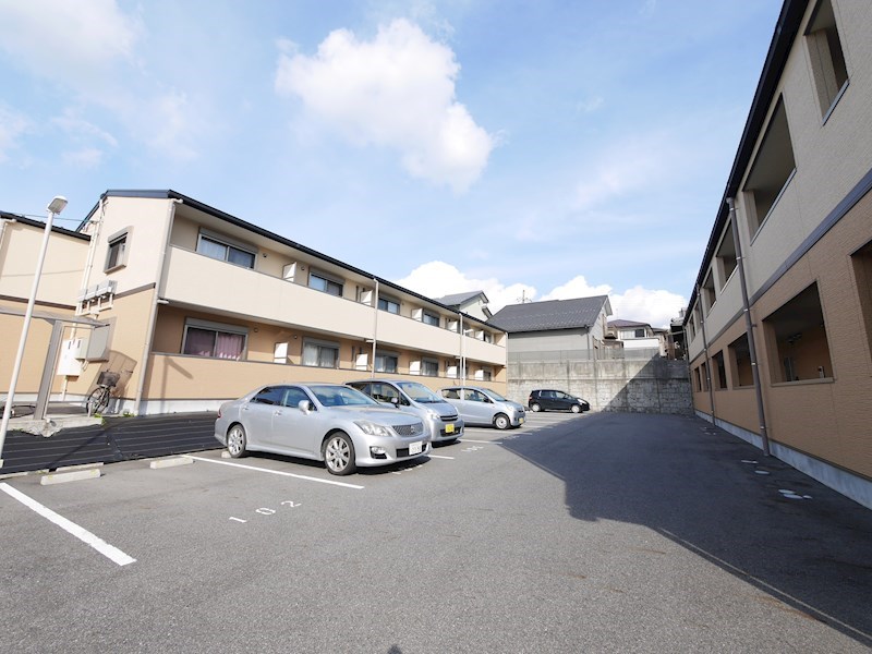 メゾン小西名坂2番館 駐車場