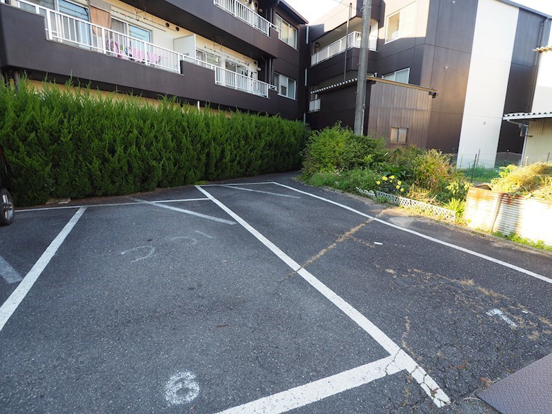 生出マンション 駐車場
