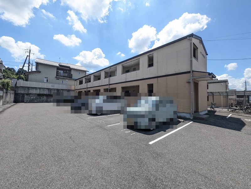 メゾン小西名坂1番館 駐車場