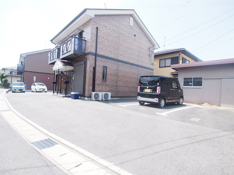 ニューホームズ  駐車場