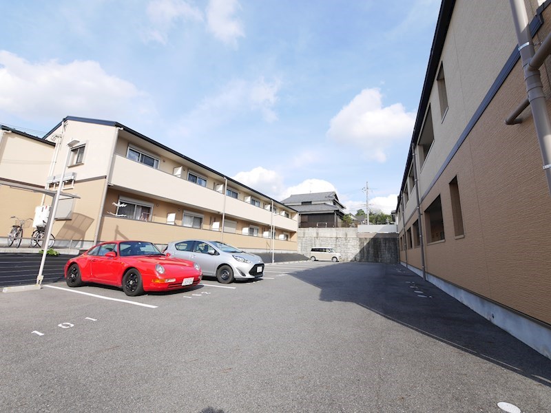 メゾン小西名坂3番館 駐車場