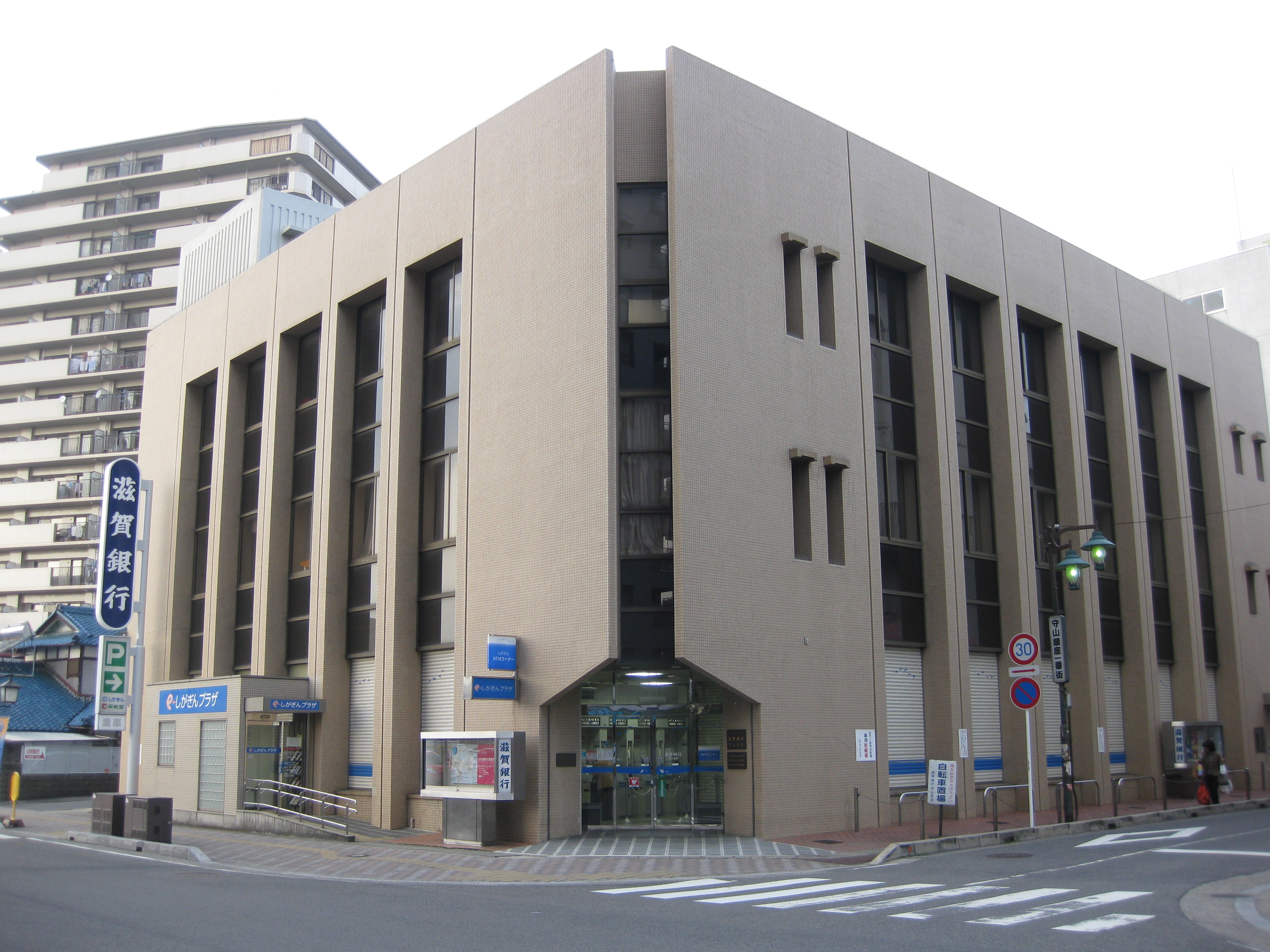 駅前コーポラス 銀行