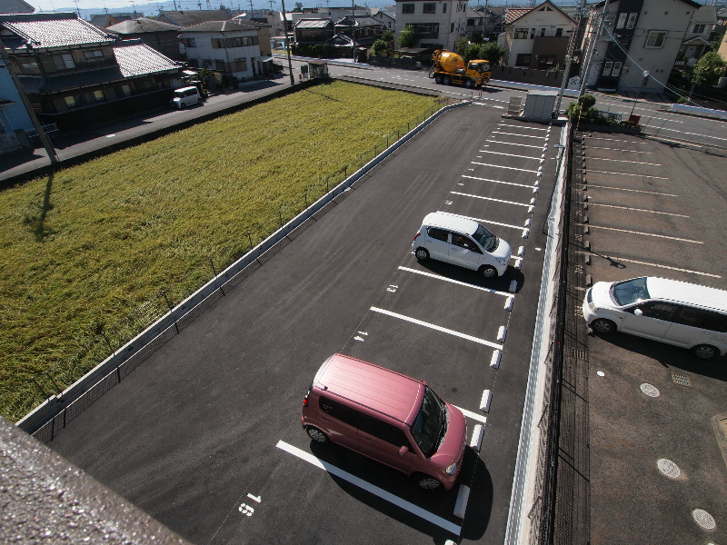 ノイ　オウミ 駐車場