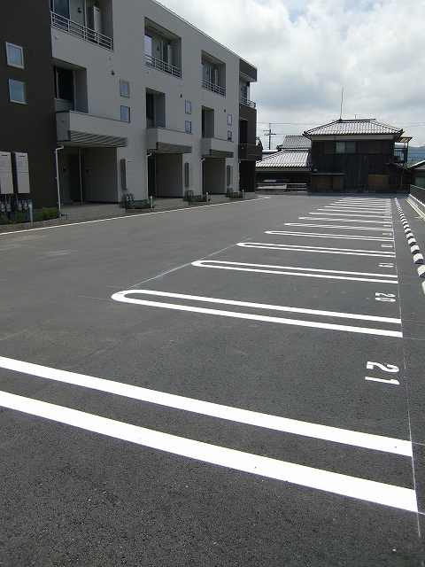 ｌｅｓ　ａｍｉｅｓ（レザミ） 駐車場