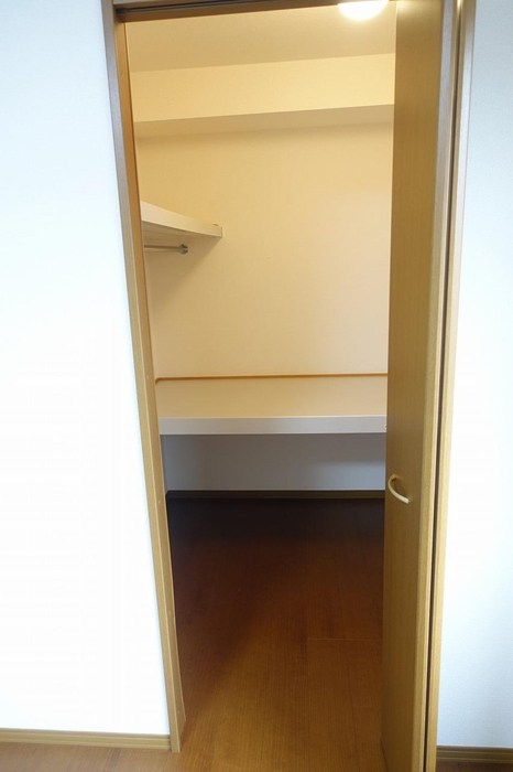 リビングタウン水口　E棟 収納
