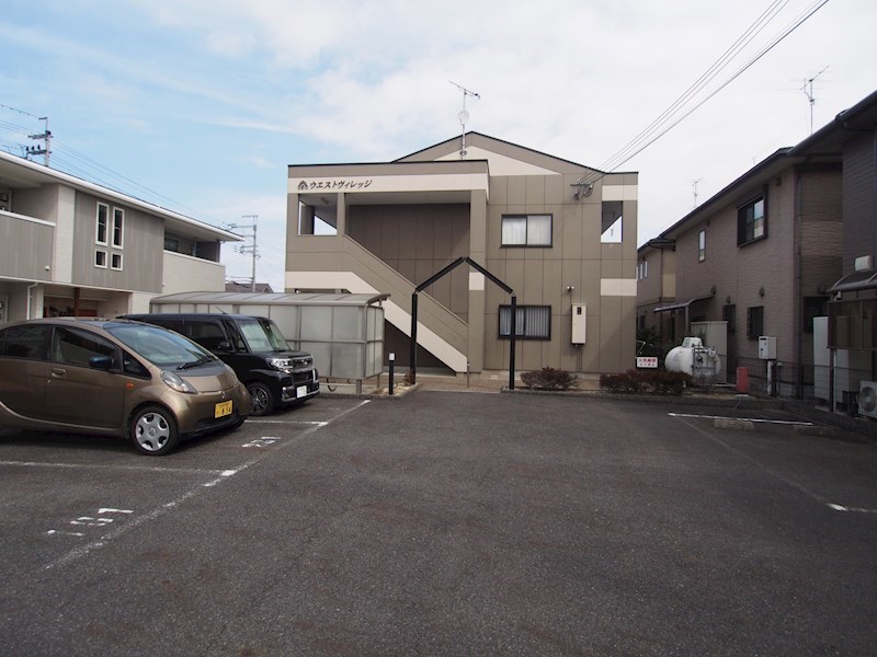 ウエストヴィレッジ 駐車場