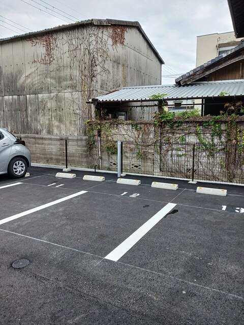ルピナス　イースト 駐車場