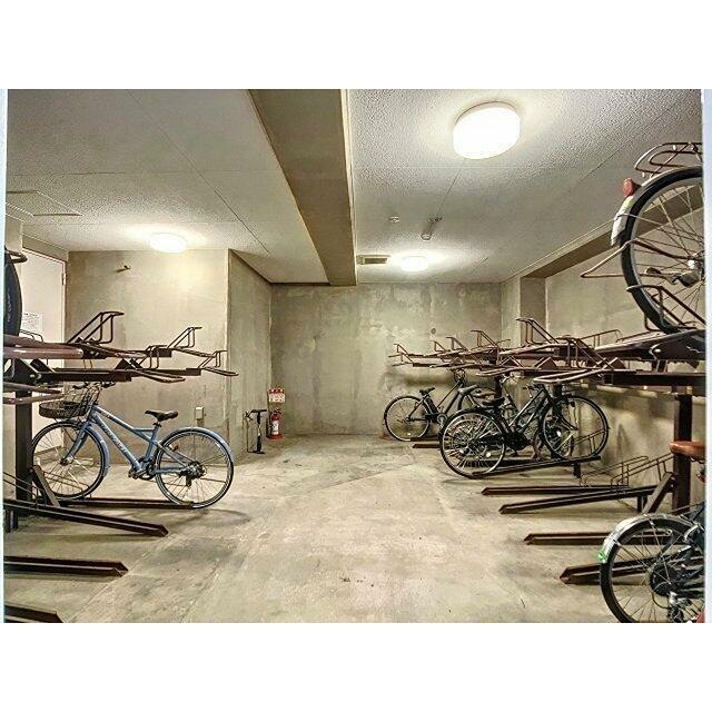 ラグジュアリーアパートメント三田慶大前 駐車場