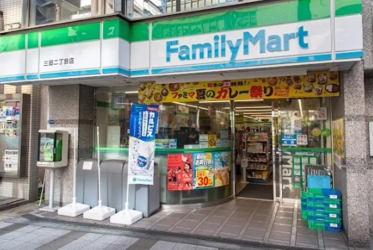 ラグジュアリーアパートメント三田慶大前 コンビニ