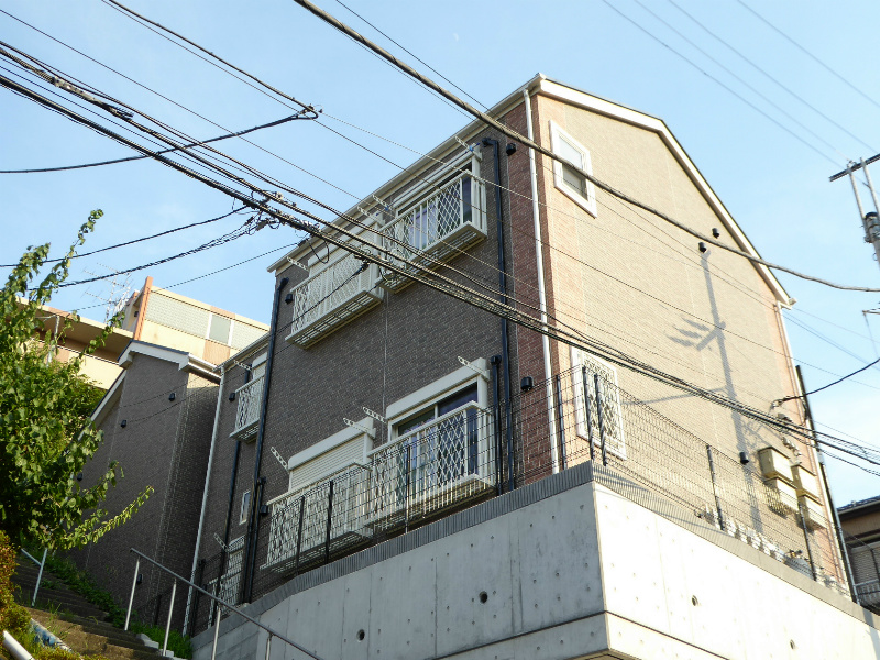 レンガ調のヨーロピアンテイストな建物です♪2棟現場、手前の建物です