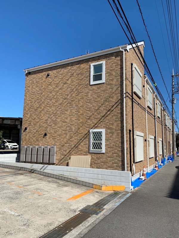 白が基調の明るい室内に、梁(はり)やドアがアクセントでお洒落です♪