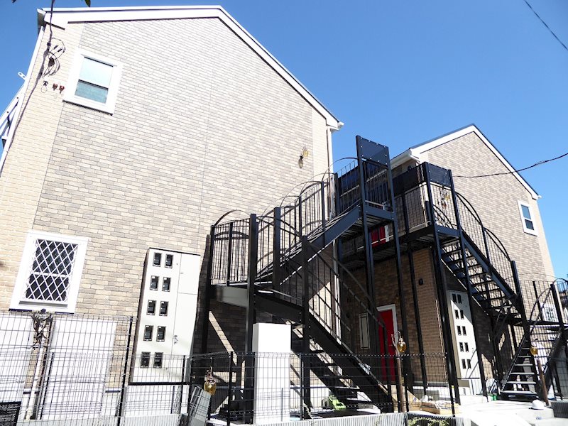 英国寄宿舎風のオシャレな外観です！写真左側の建物です！