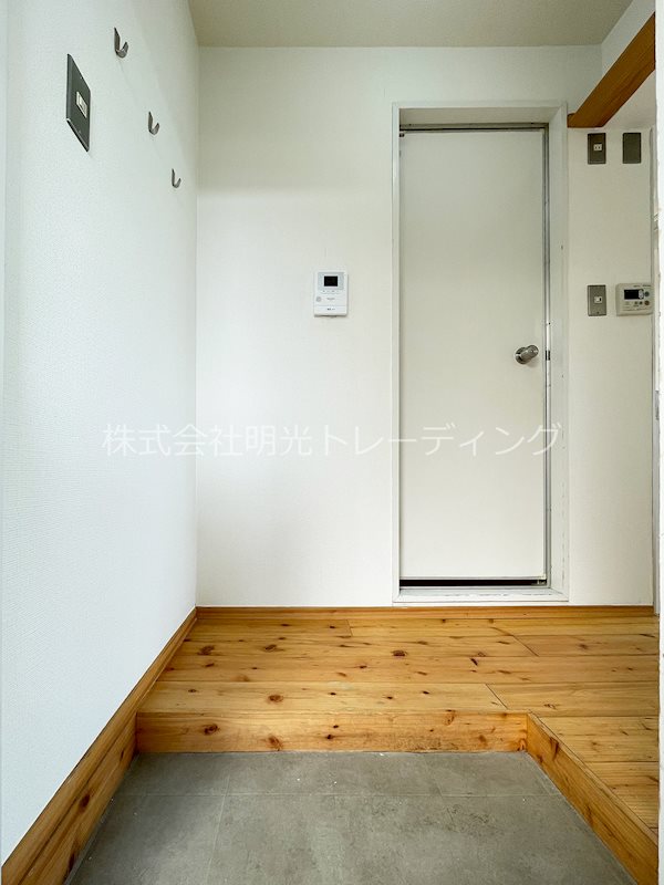 ﾒｿﾞﾝ・ﾄﾞ・ﾏﾄﾞﾘｴ 玄関