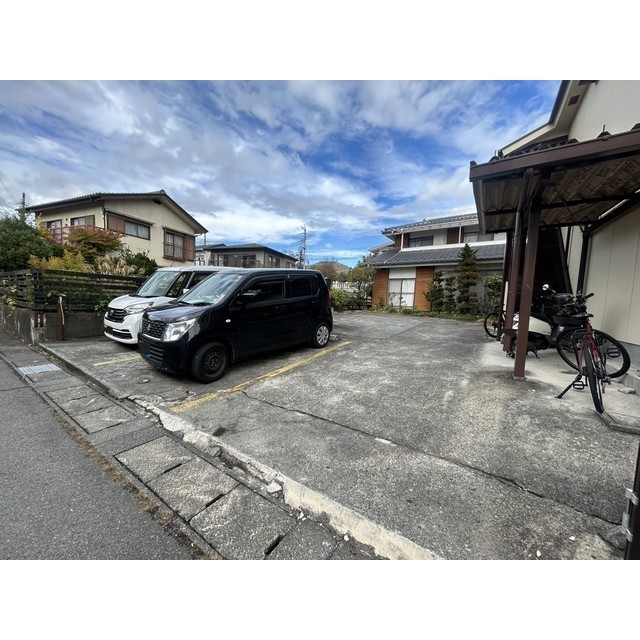 ハイツ深沢 駐車場