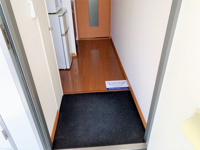 レオパレスカミジク 玄関