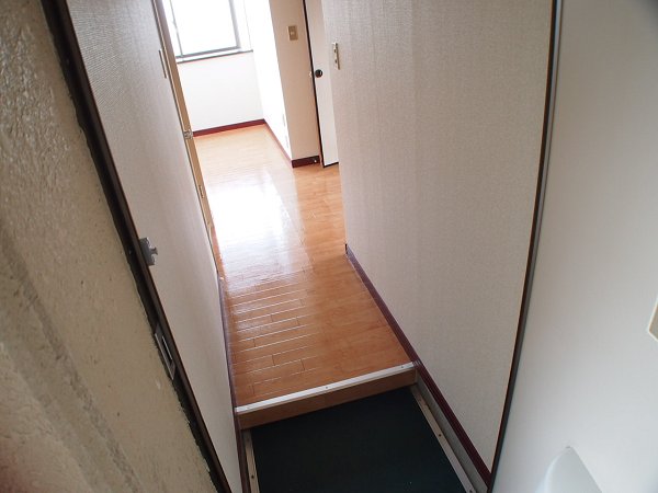 ウエストハイツ増渕A棟 玄関