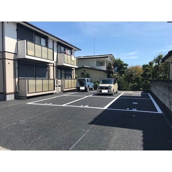 ノーブルクロードⅢ 駐車場