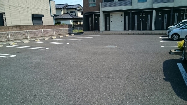 サンライズ・フォレスト 駐車場