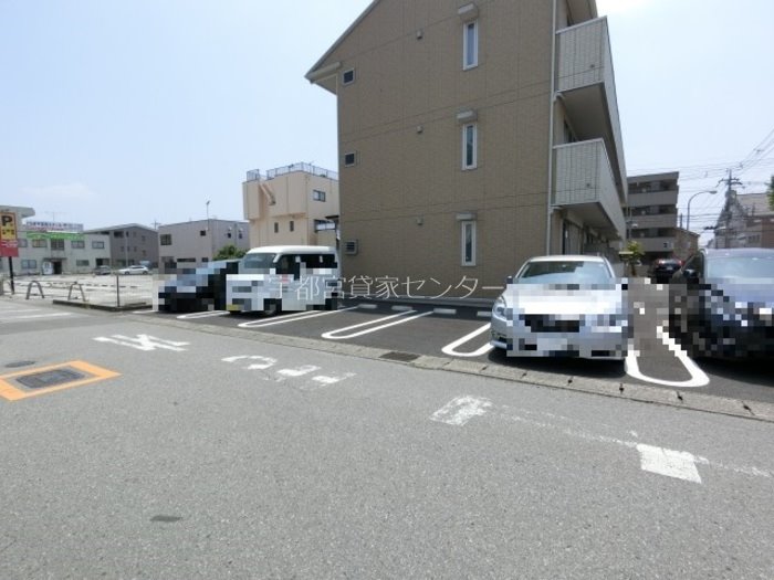 シャトード新 駐車場