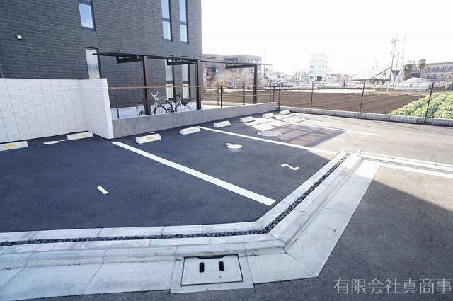 カーサ　レジオ国立 駐車場