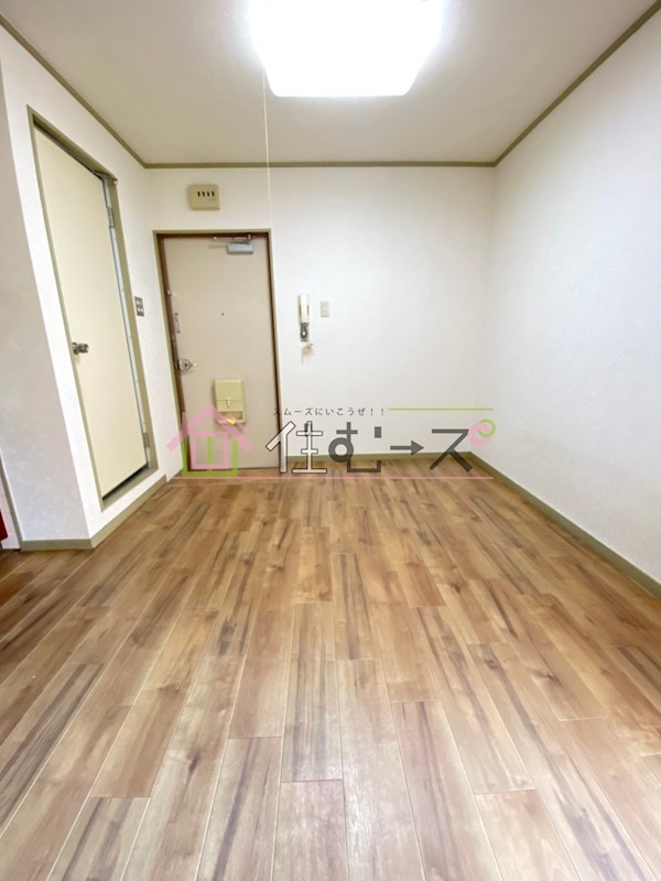 ノアーズアーク九条駅前 リビング