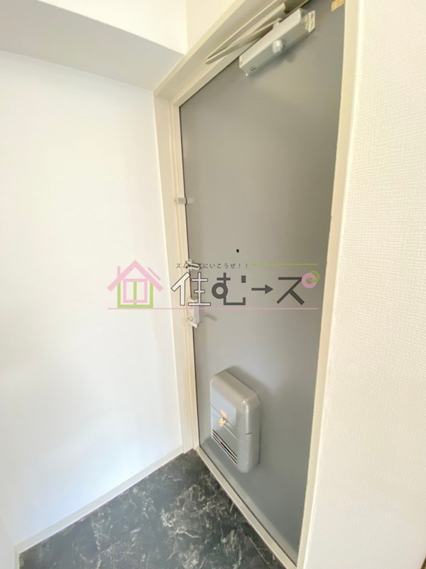 ロイヤルイースト 玄関