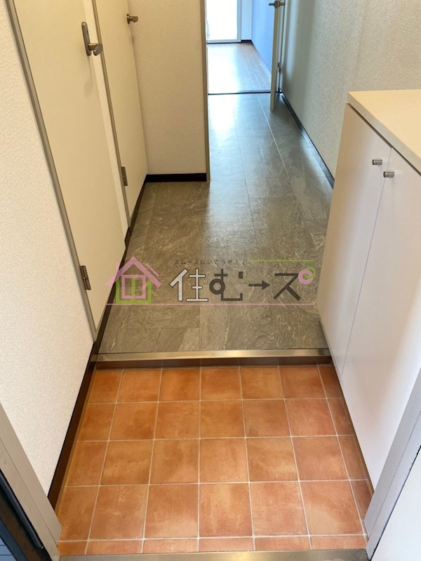 マンション谷 玄関