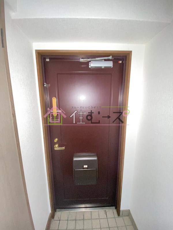 エミグラント・N 玄関